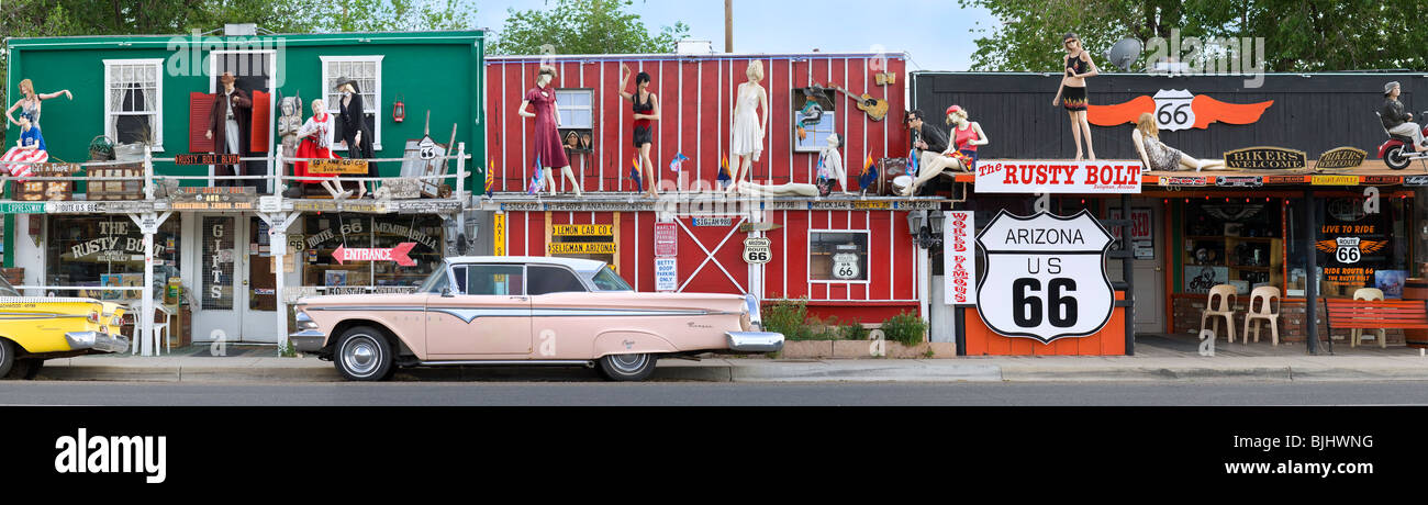 Deux Edsels Ford en face de la vis rouillées des boutiques de souvenirs et les bikers bar à Seligman Arizona sur l'historique Route 66. Banque D'Images