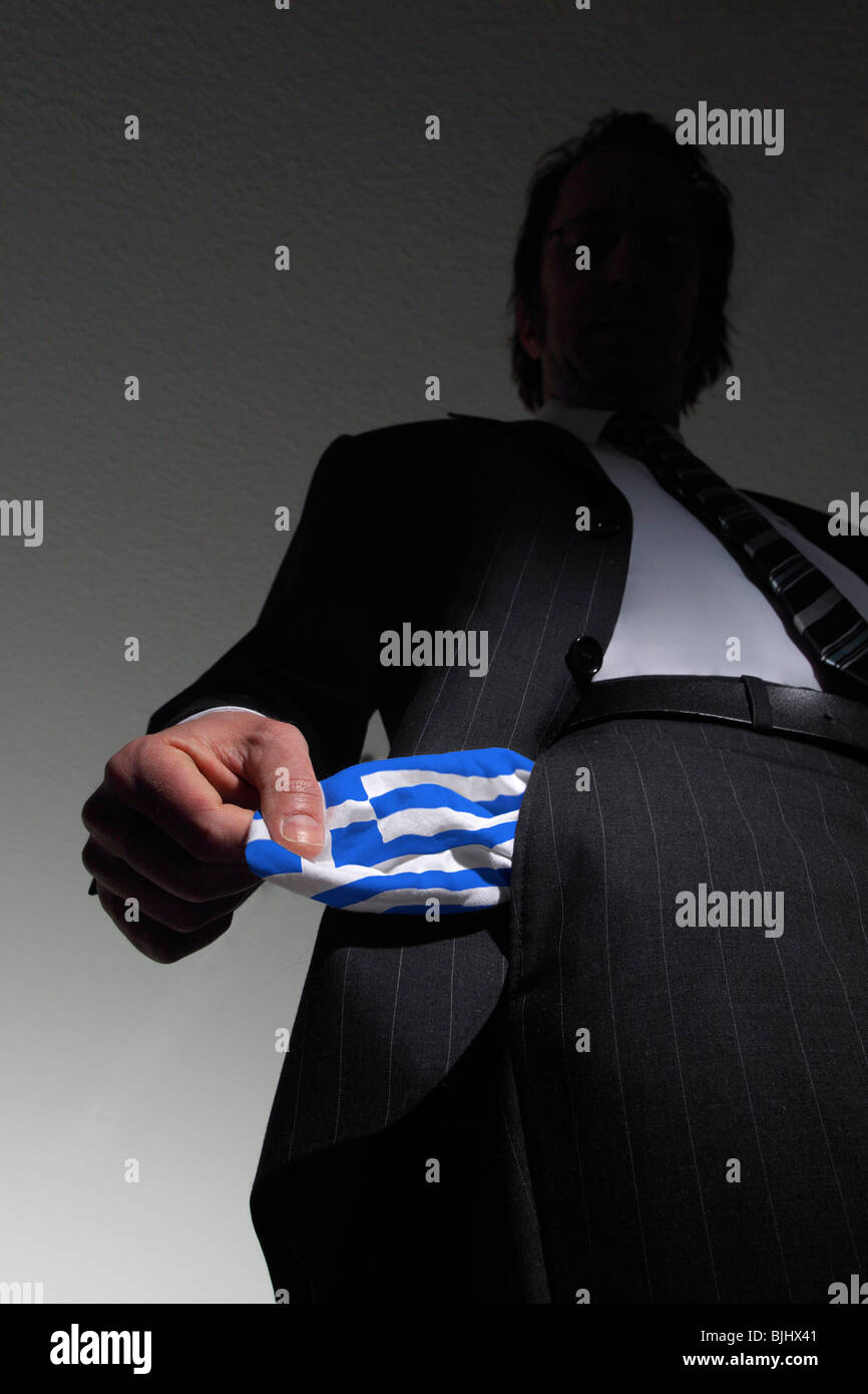 Homme en costume avec poches vides dans les couleurs nationales de la Grèce. Symbole : la Grèce est en faillite Banque D'Images