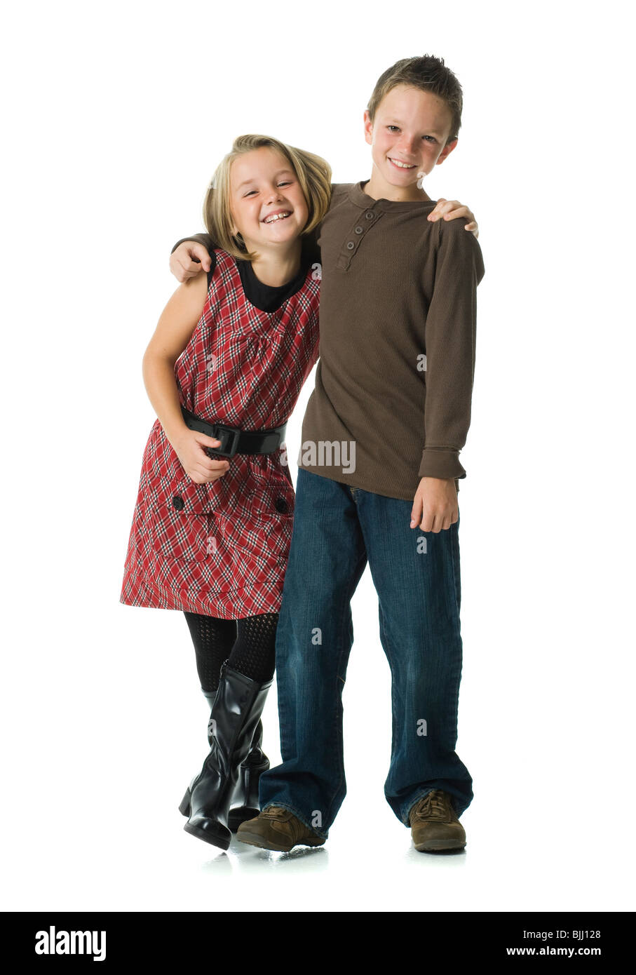 Boy giving piggy back ride girl smiling Banque D'Images