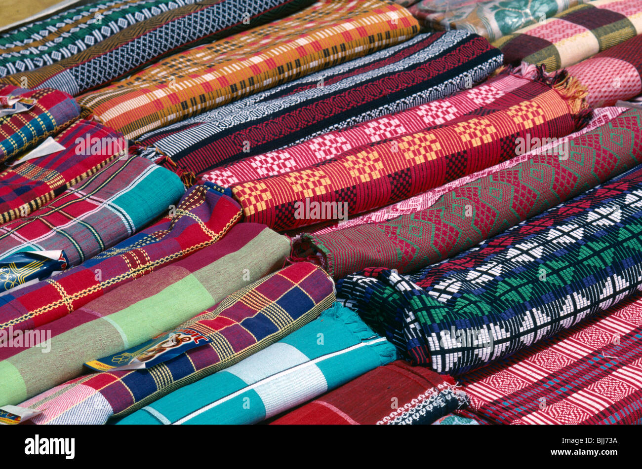 L'Inde, l'Asie du Sud, Goa, Anjuna, tissus colorés en rouleaux pour la vente au marché. Banque D'Images