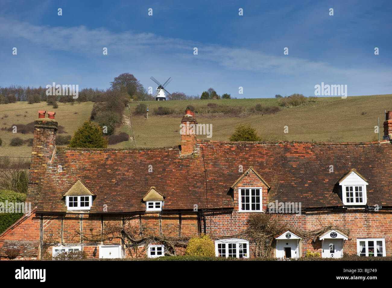 Une vue lointaine du moulin à Turville connu comme Cobstone Mill cottages anglais traditionnel et à l'avant-plan. Banque D'Images