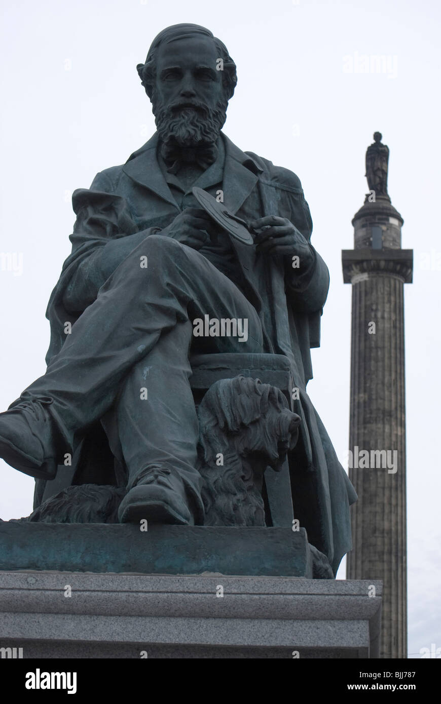 Statue du physicien James Clerk Maxwell, dans George Street, Édimbourg, avec le Monument Nelson à l'arrière-plan. Banque D'Images