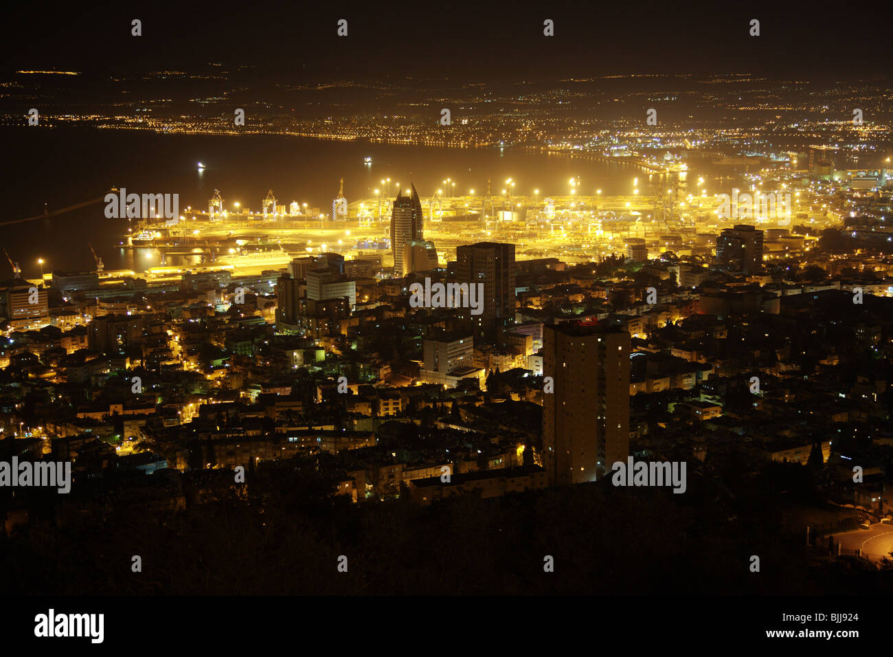 La baie de Haïfa la nuit Banque D'Images