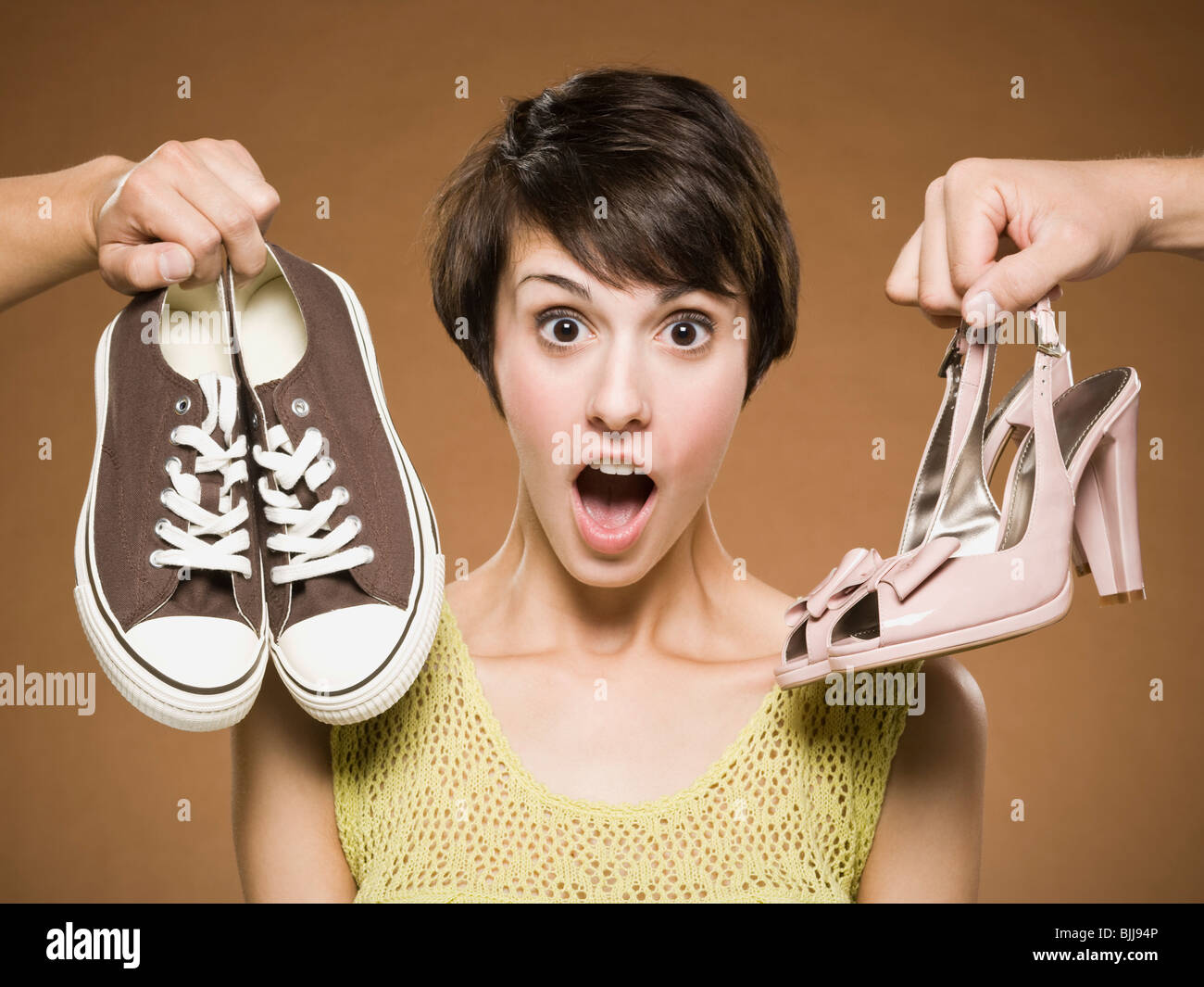 Femme avec des chaussures de course et les pompes de décider Banque D'Images