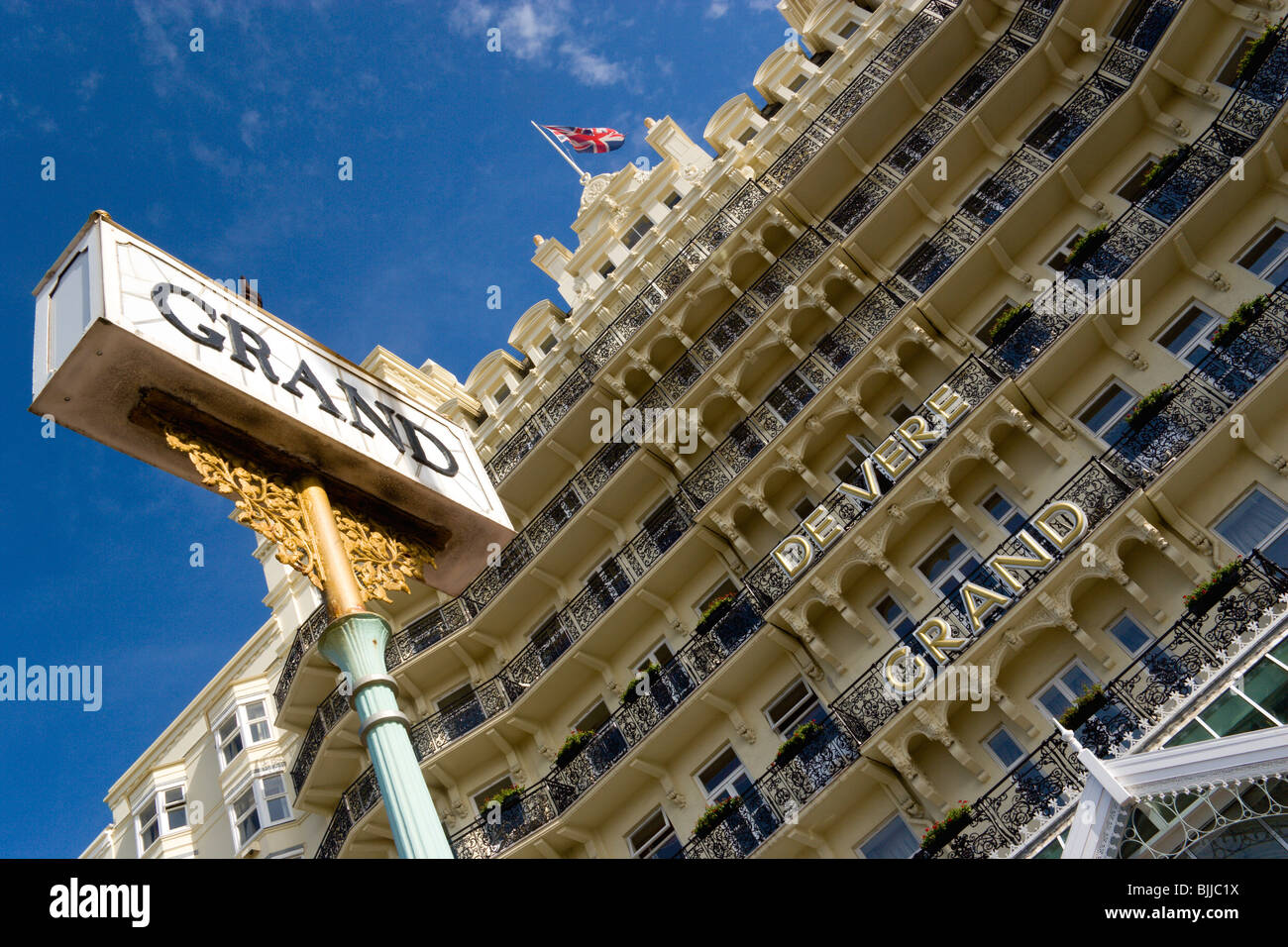 L'Angleterre, l'East Sussex, Brighton, l'entrée de l'hôtel De Vere Grand et façade de chambres avec balcon et signe sur le front de mer Banque D'Images