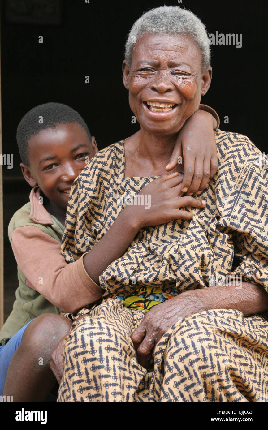 Une grand-mère avec son petit-fils. la première fois qu'elle a revue depuis une opération de la cataracte restaure la vue, Cameroun Banque D'Images