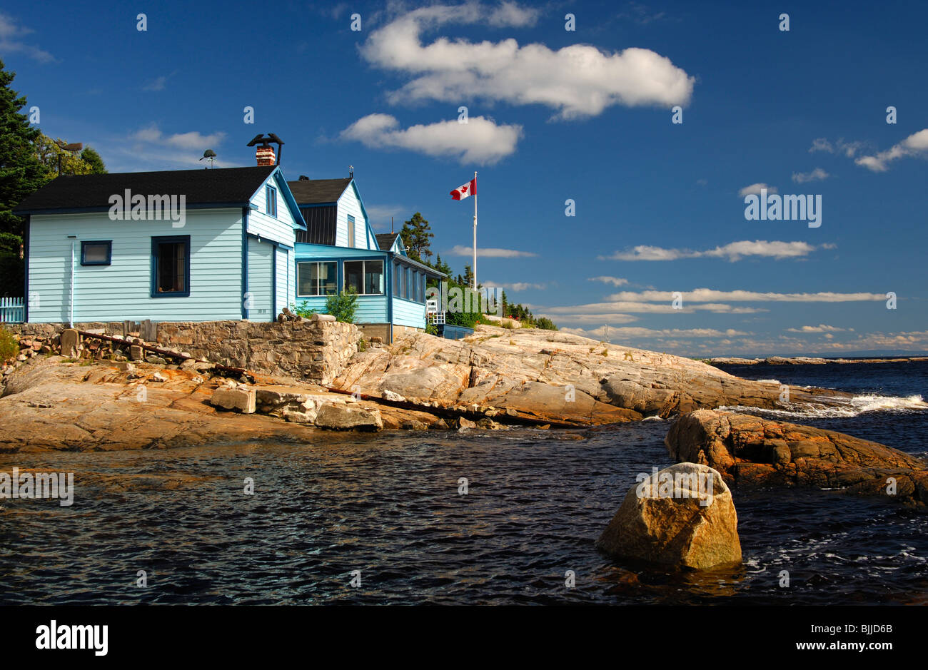 Locations de maisons sur la rive rocheuse du Saint-Laurent, Tadoussac, Canada Banque D'Images