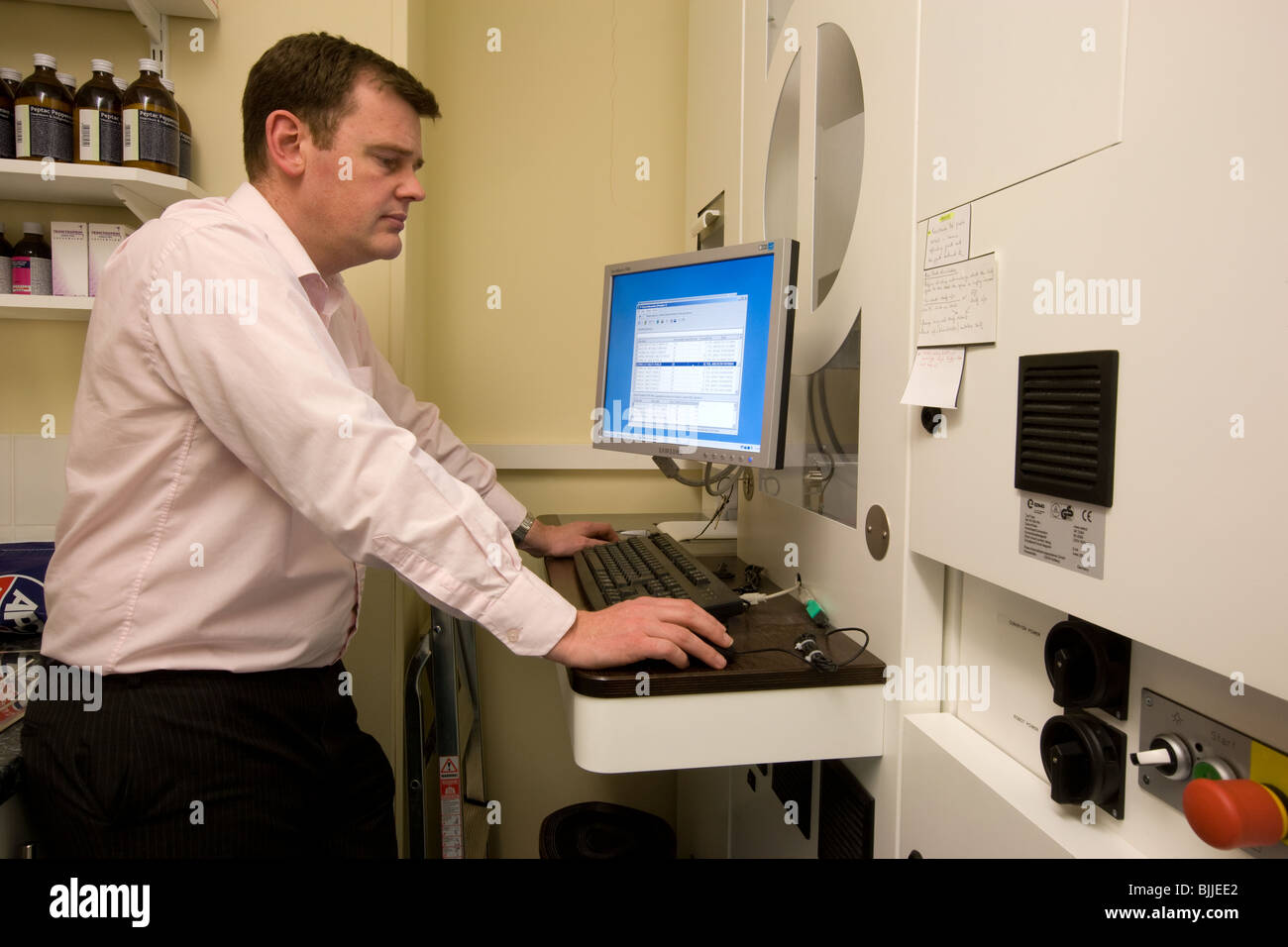 Un robot dans une chirurgie de médecins Banque D'Images