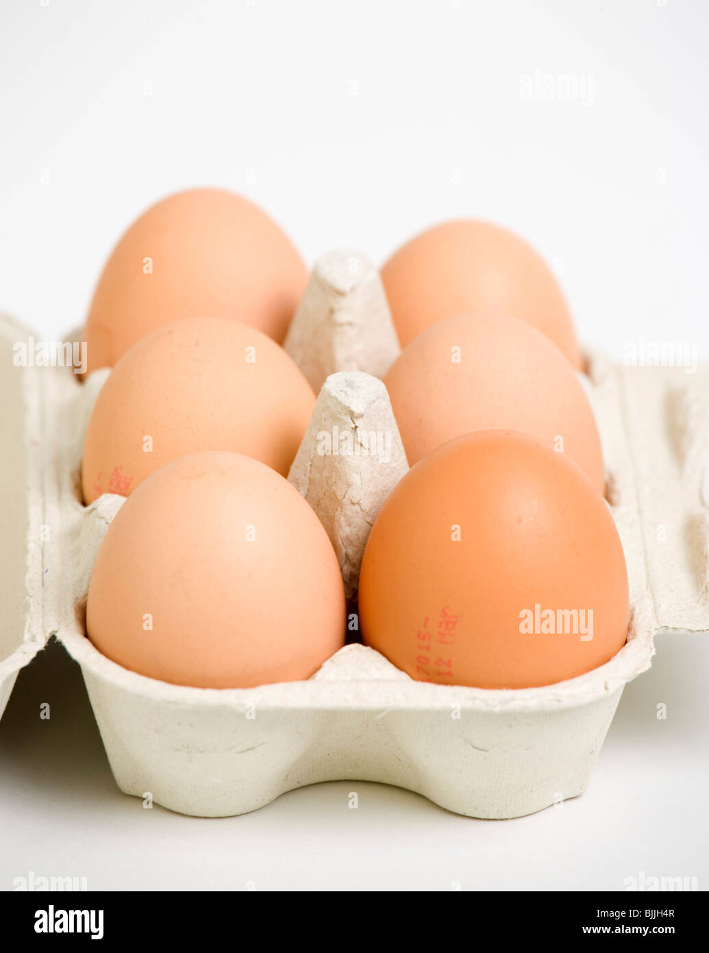 La nourriture, non cuits, oeufs, fort de six des œufs sur un fond blanc. Banque D'Images