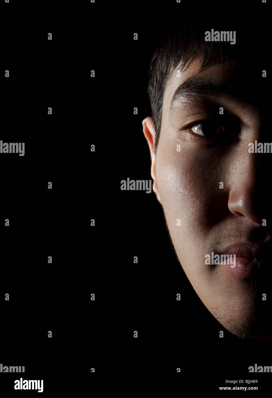 Portrait du jeune asiatique sur lequel il est représenté un la moitié de la face Banque D'Images
