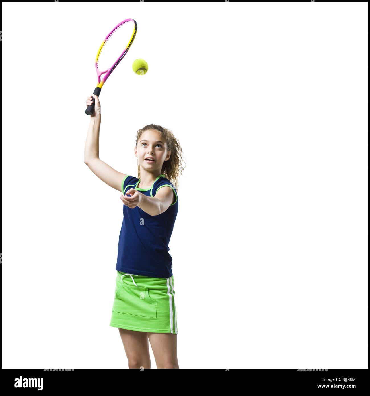 Girl holding raquette de tennis et service Banque D'Images