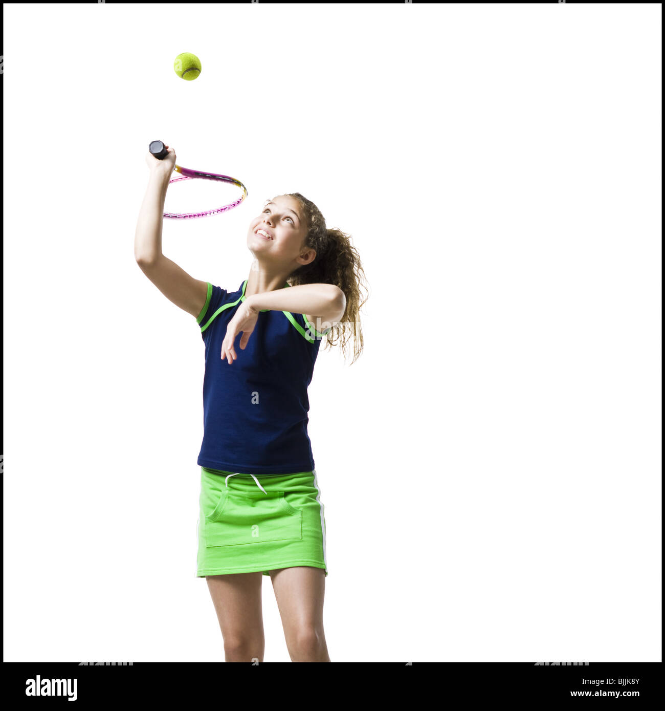 Girl holding raquette de tennis et service Banque D'Images