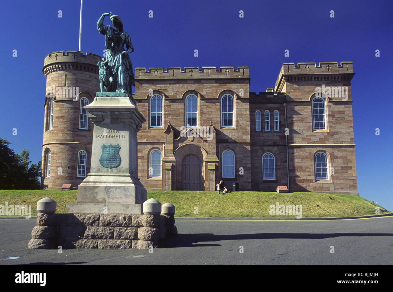 Statue de Flora Macdonald devant le Château d'Inverness et Courthouse Banque D'Images