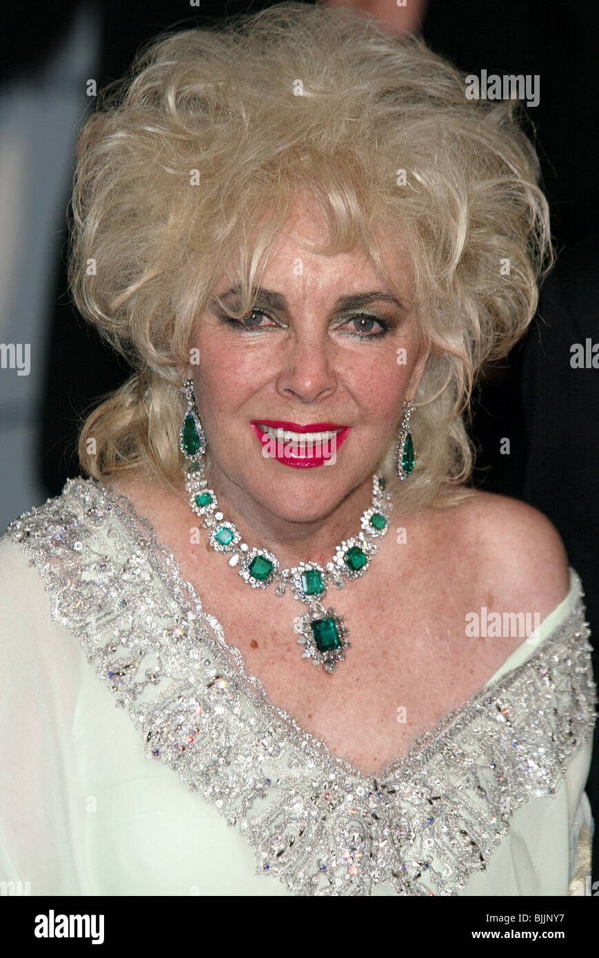 DAME ELIZABETH TAYLOR ARRIVE À L'AMFAR AIDS RESEARCH ACTIVITÉ ANNUELLE AU MOULIN DE MOUGINS CANNES 2003 CANNES FRANCE 22 Mai Banque D'Images