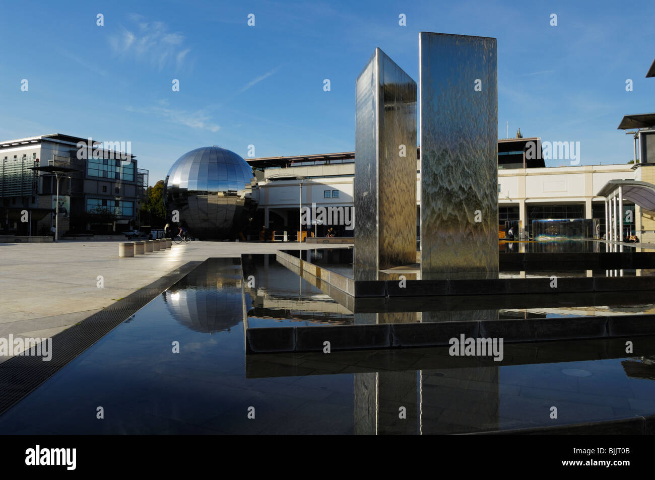 La sculpture sur l'eau d'Aquarena sur la place du millénaire à Harborside, dans la ville de Bristol, en Angleterre. Banque D'Images