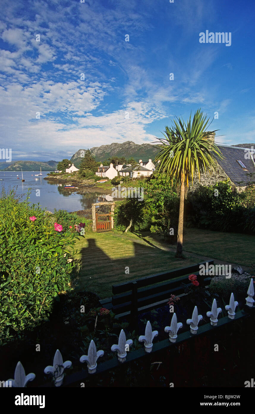 Sunny cove, Plockton, Wester Ross, avec des chalets de shore Banque D'Images