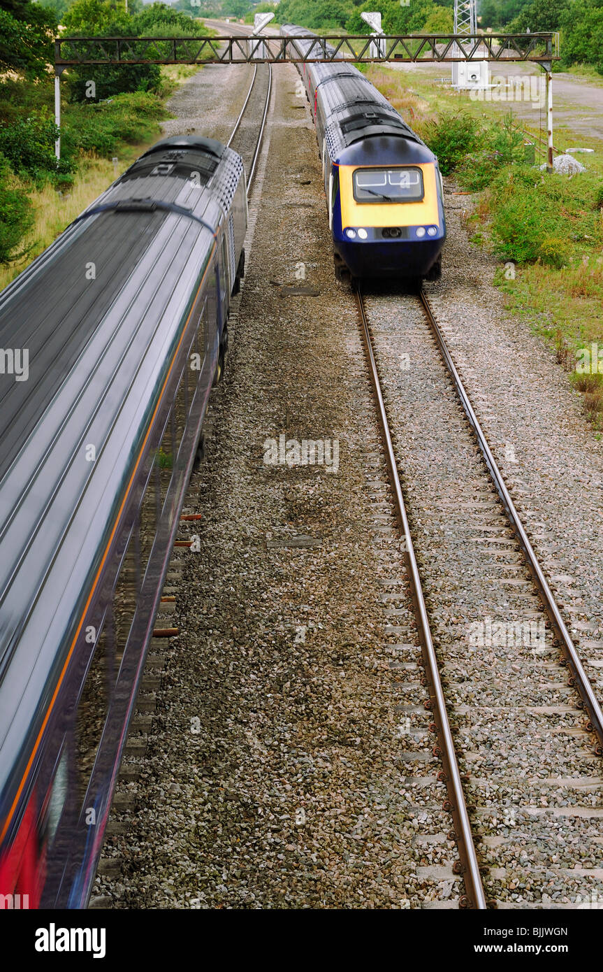 Trains sur la centrale de Cardiff à Londres Paddington Ligne. Angleterre, Royaume-Uni. Banque D'Images