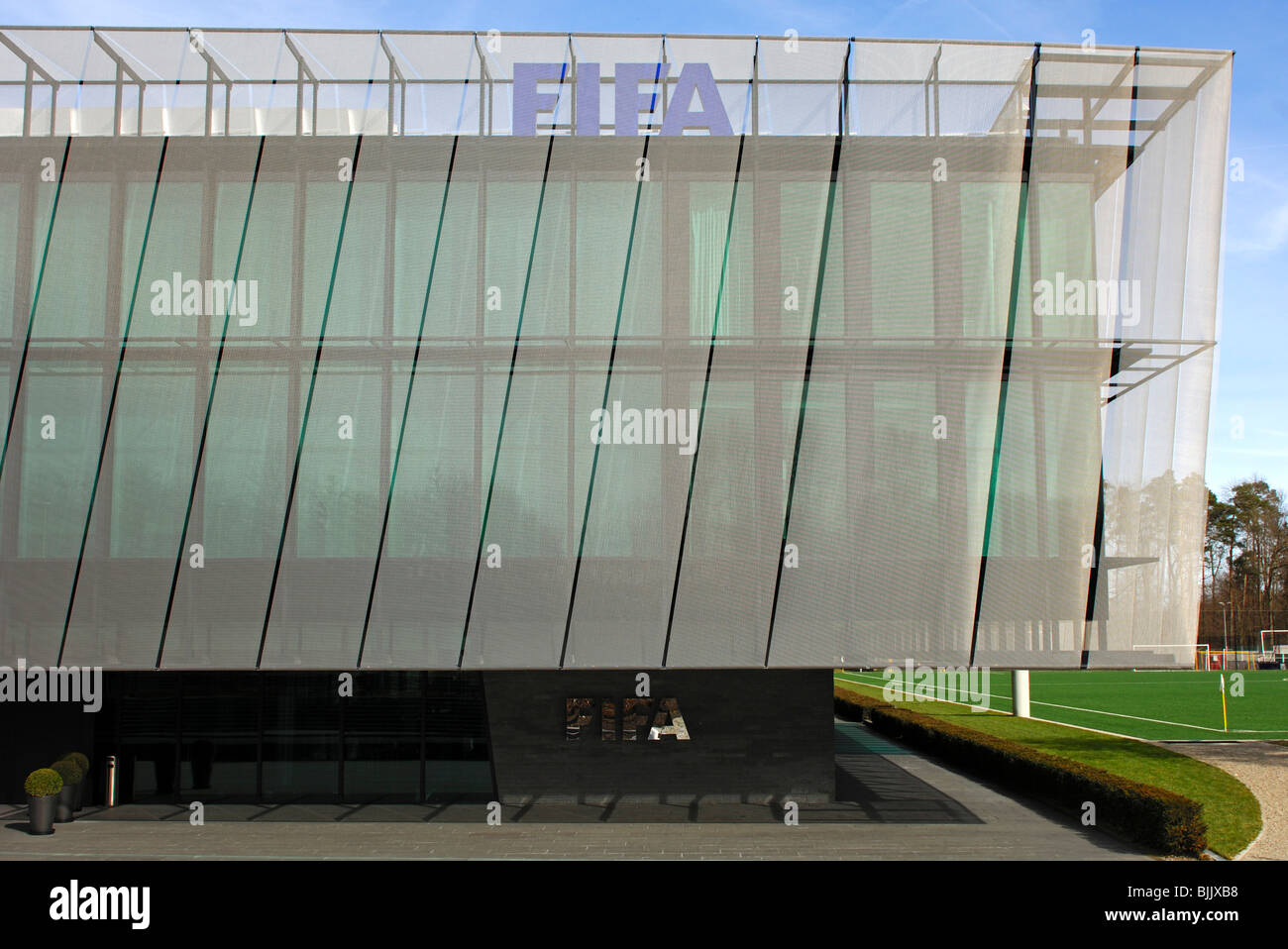 Filet de protection contre le soleil sur l'accueil de la FIFA, siège de l'Organisation internationale de football association, Zurich, Suisse Banque D'Images