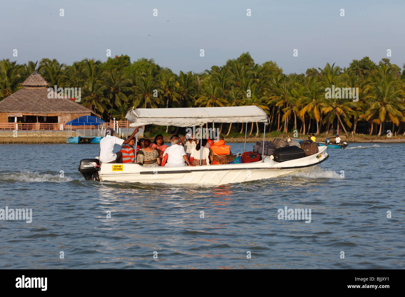 Bateau avec les touristes et valises sur le Poovar Rivière, étangs, Puvar, Kerala, Inde du Sud, Inde, Asie Banque D'Images