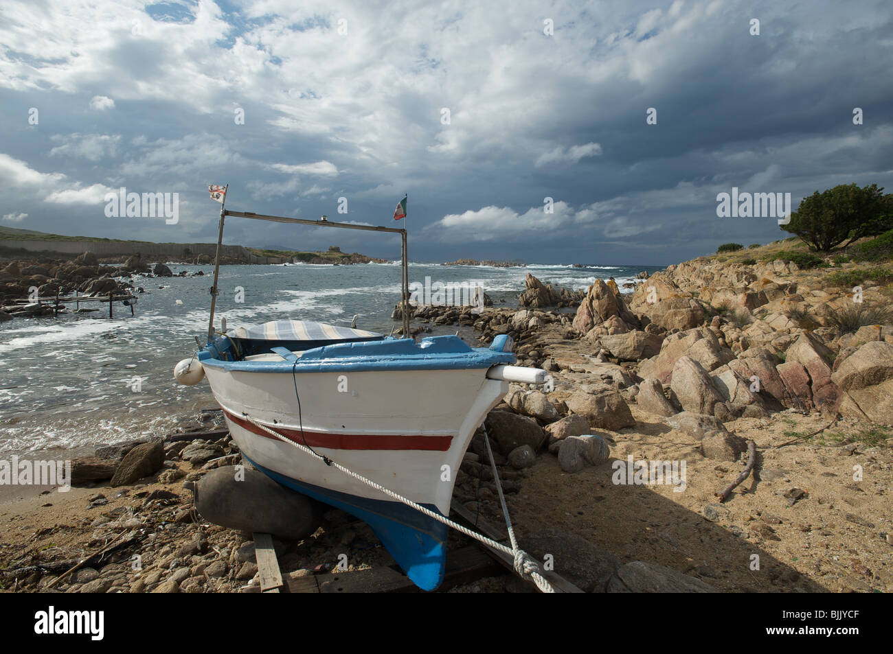 Bateau de pêcheur un rivage bouclée à Golfo Aranci, SARDAIGNE Banque D'Images