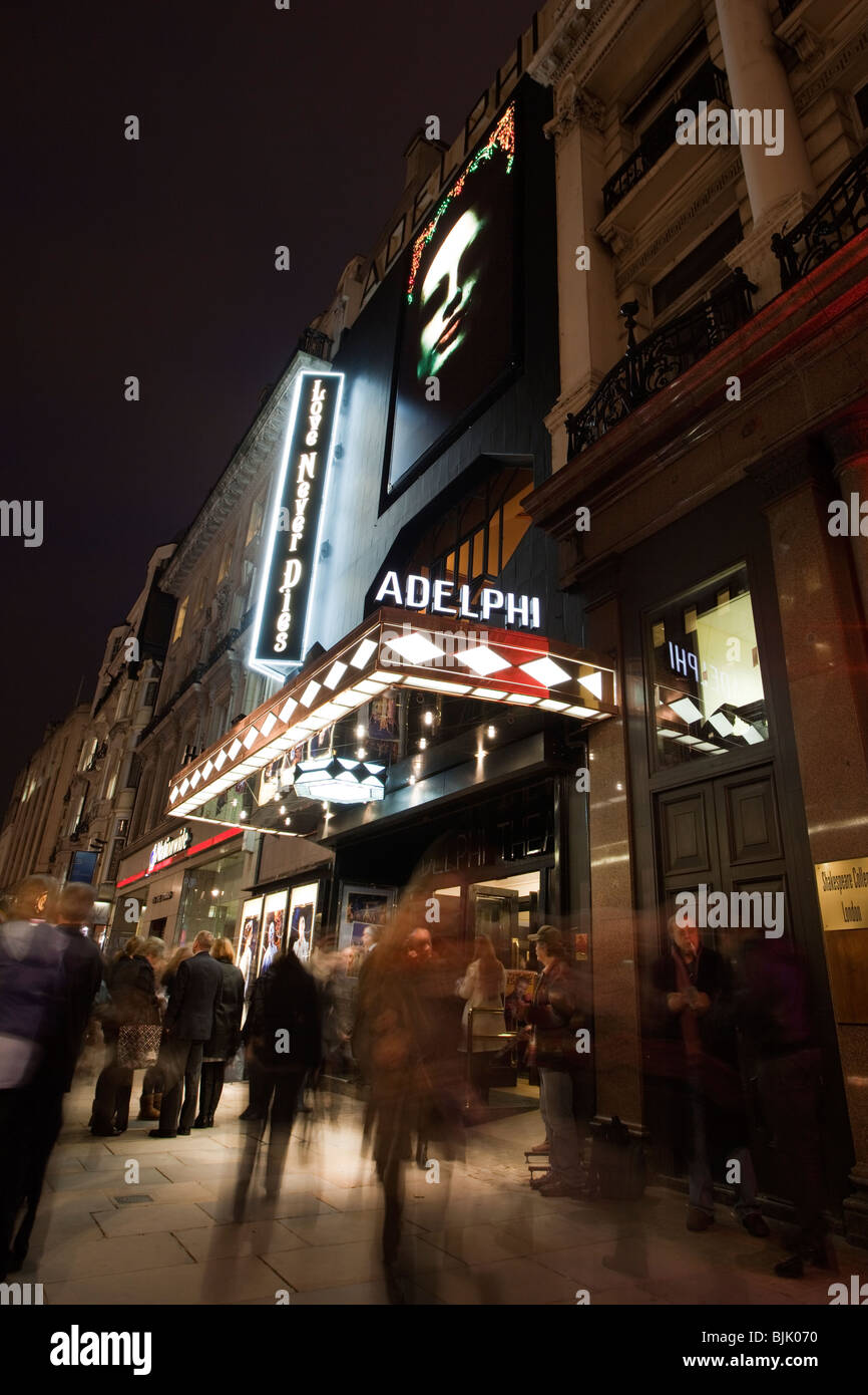 Adelphi Theatre la nuit, Strand, London Banque D'Images