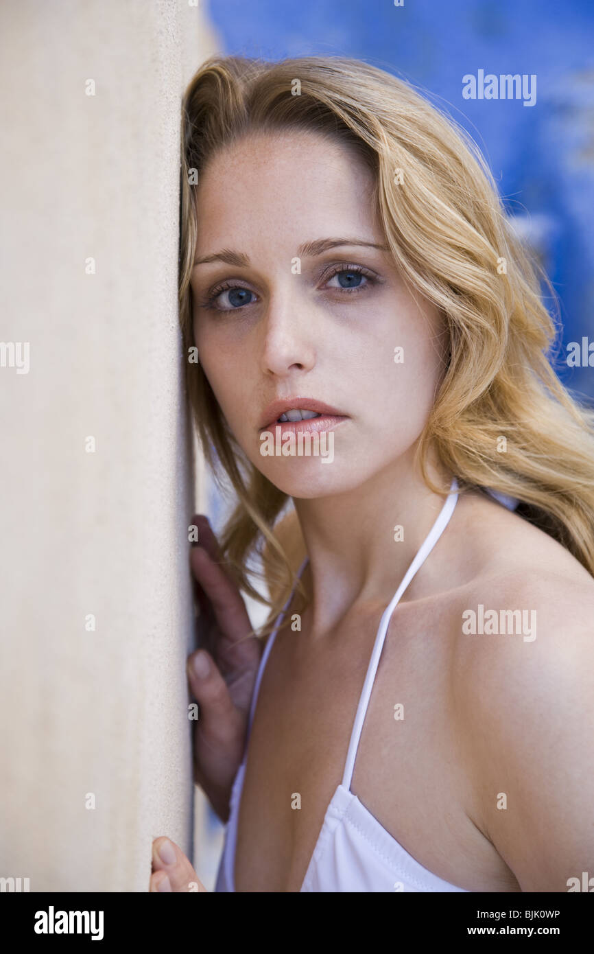 Closeup of woman leaning on wall Banque D'Images