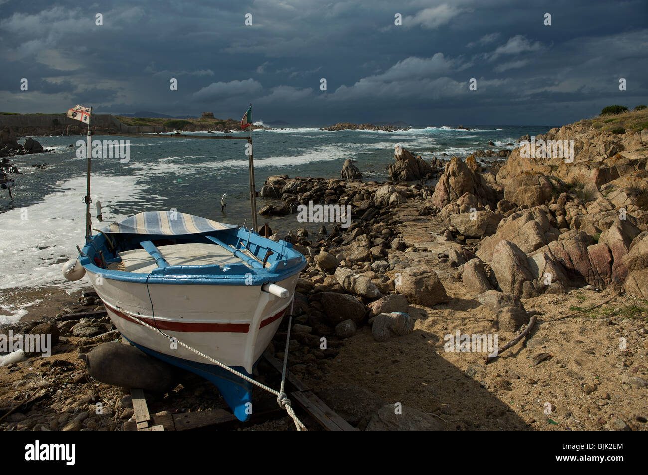 Bateau de pêcheur un rivage bouclée à Golfo Aranci, SARDAIGNE Banque D'Images