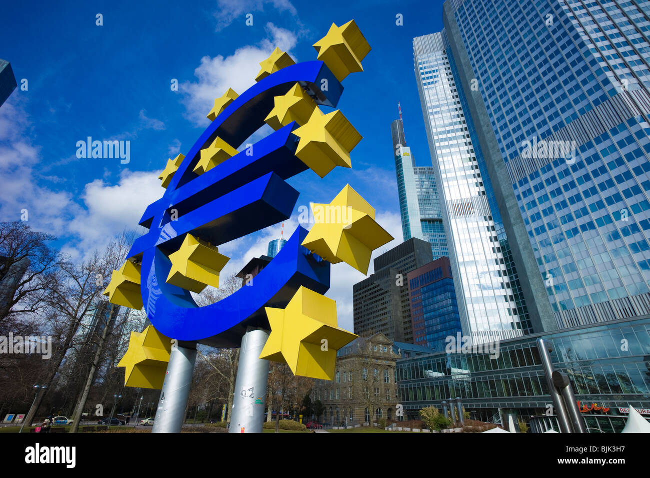 Symbole de l'euro en face de la Banque centrale européenne, BCE, l'Eurotower, Frankfurt am Main, Hesse, Germany, Europe Banque D'Images