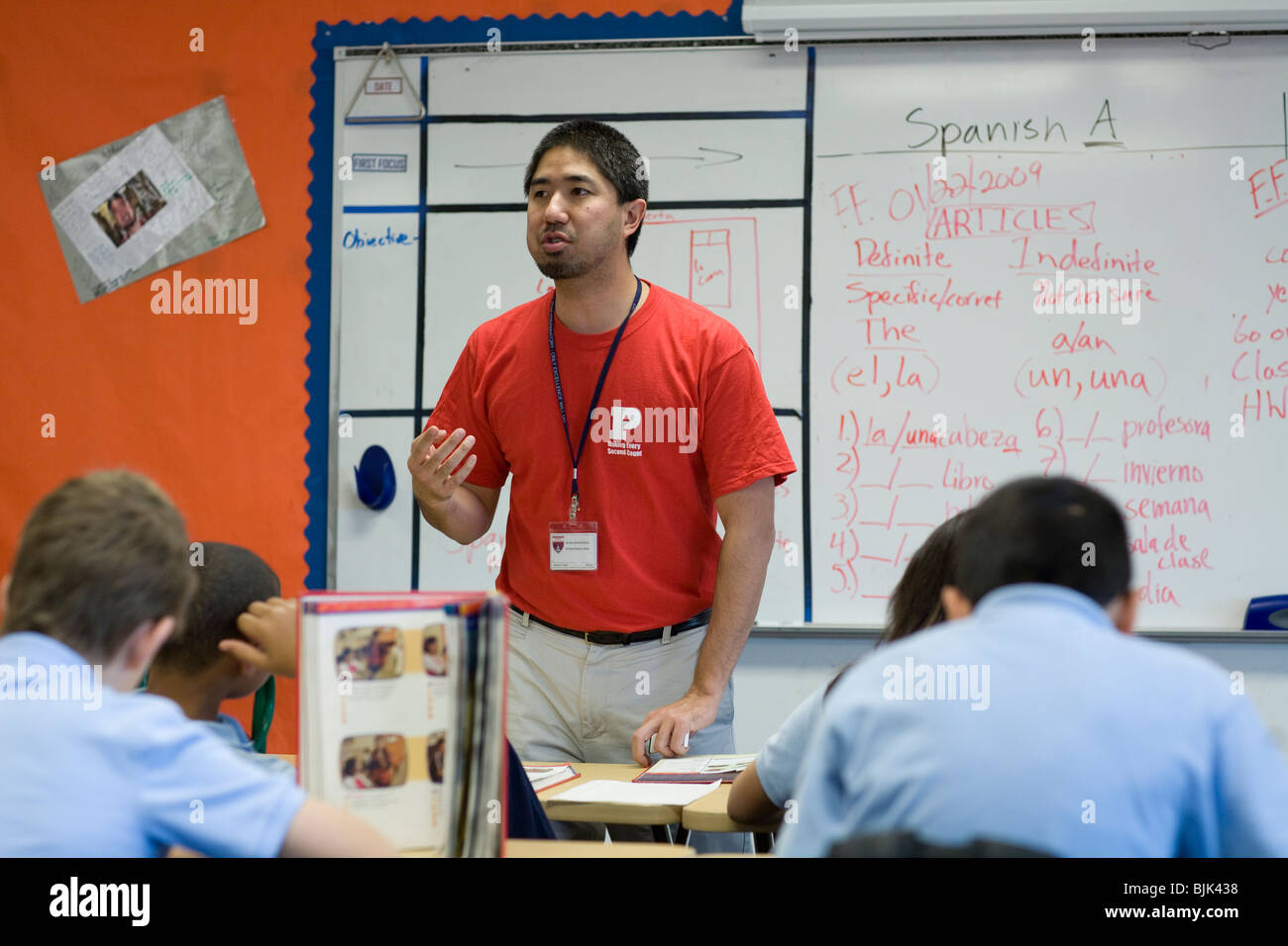 Homme Japonais-américain indique à l'enseignant en classe d'espagnol les étudiants au maximum de Prep Academy, Dallas, Texas, l'école secondaire publique Banque D'Images