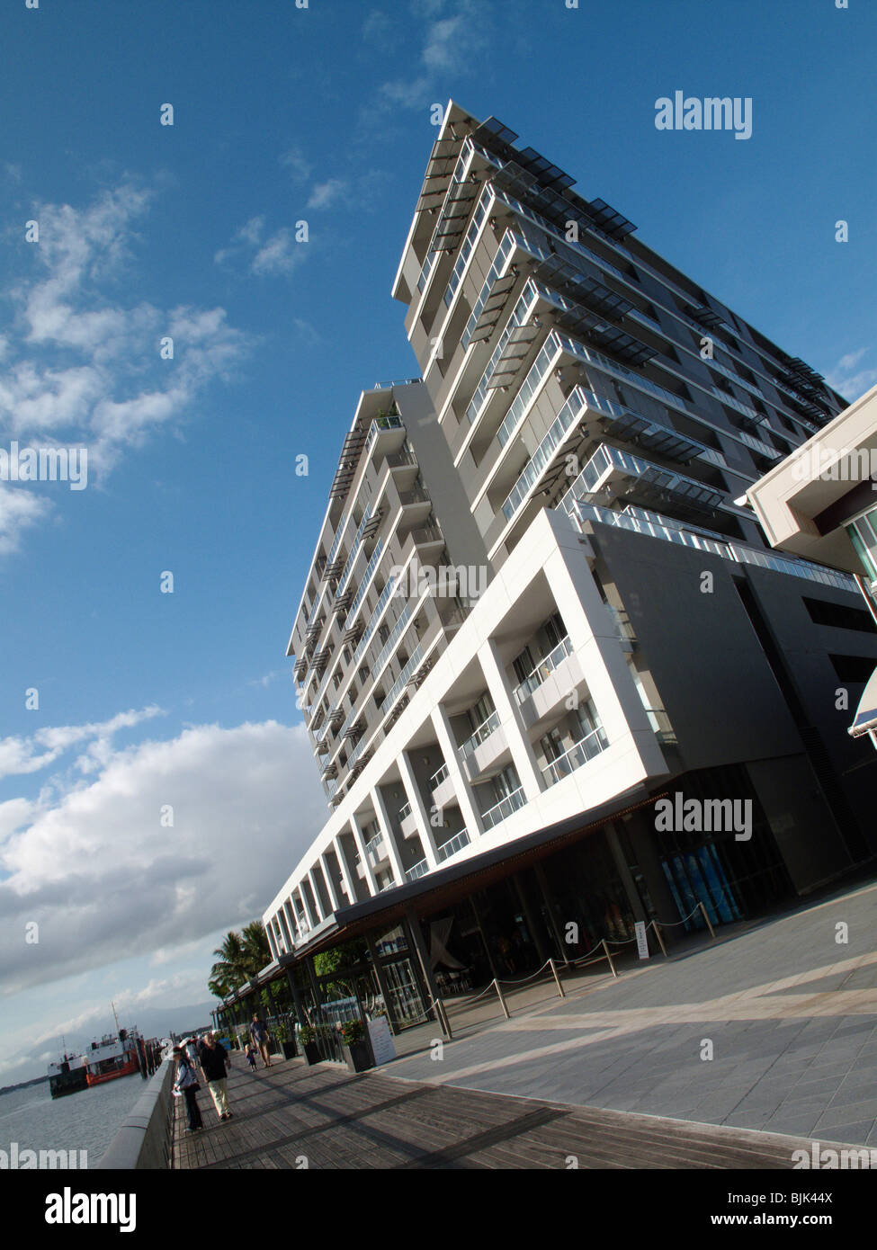 Un immeuble donnant sur la marina de Cairns, Queensland, Australie Banque D'Images