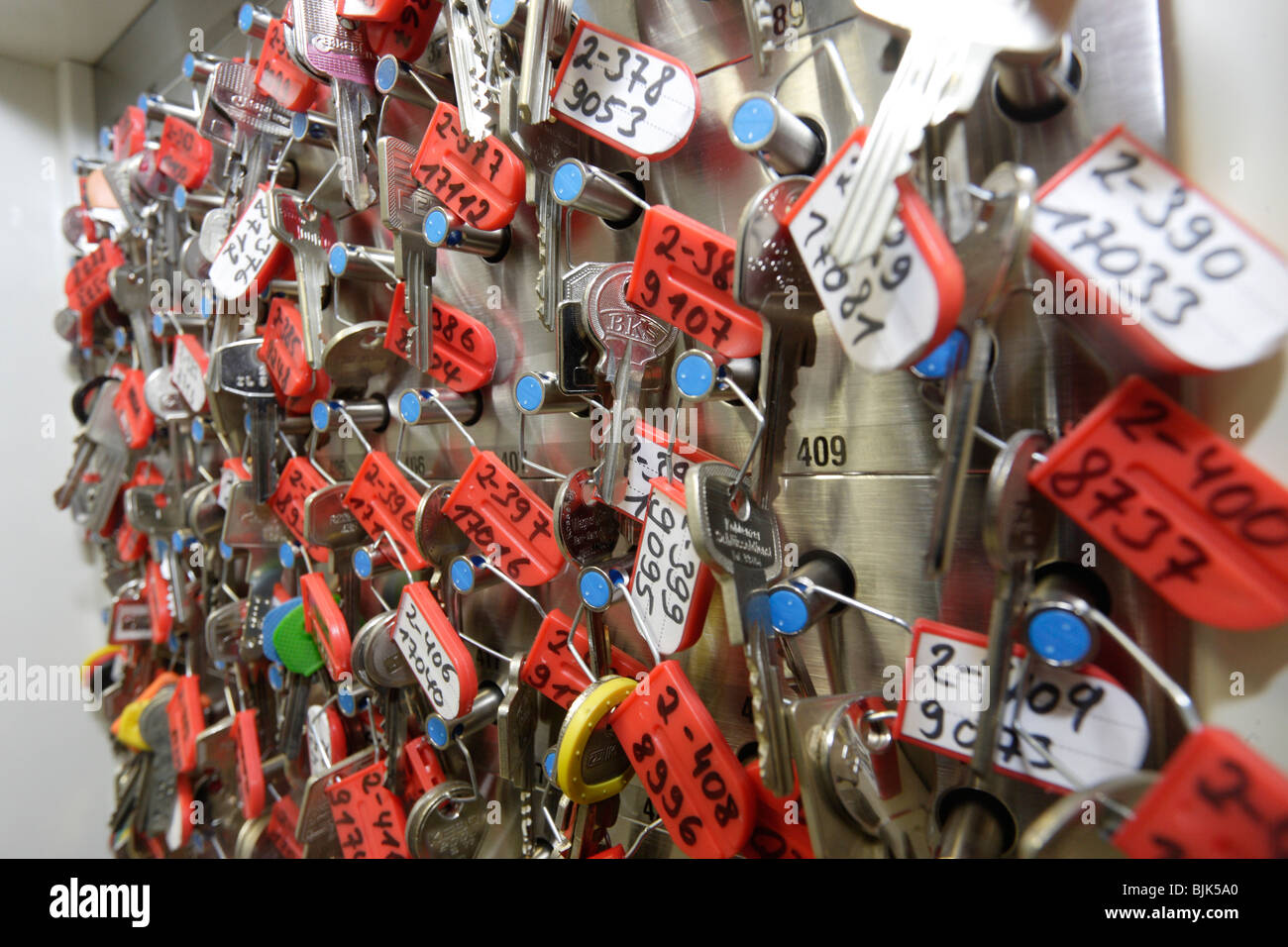 Rack clés avec porte clés à partir de personnes âgées qui sont enregistrés avec les services de soins à domicile de la Croix-Rouge allemande en Kobl Banque D'Images