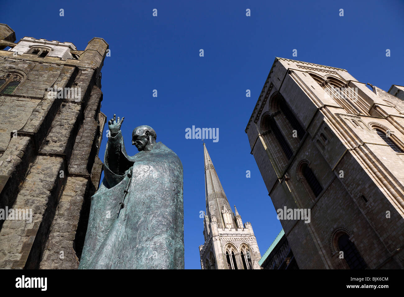 L'Angleterre, West Sussex, Chichester, statue de saint Marc l'extérieur de la cathédrale. Banque D'Images