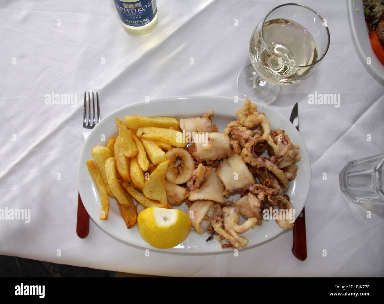 Les calamars avec des frites et du vin, restaurant, Chania, Crète, Grèce, Europe Banque D'Images