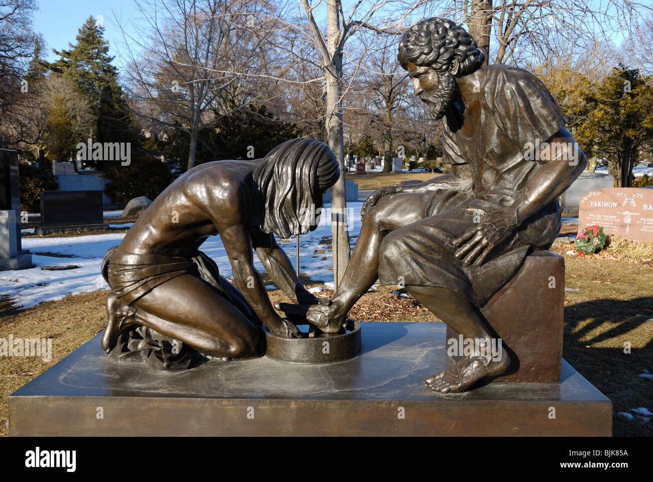 Grand et élaborer des stèles en bronze intitulé 'Divine serviteur' par Max Greiner au cimetière Mount Pleasant Toronto Canada Banque D'Images