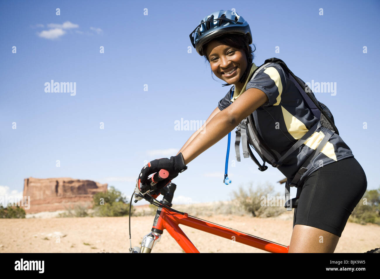 Casque de cycliste avec femelle outdoors smiling Banque D'Images