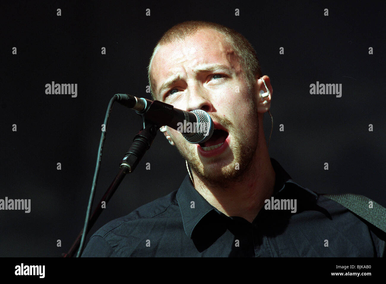 CHRIS MARTIN T IN THE PARK 2001 KINROSS SCOTLAND 08 Juillet 2001 Banque D'Images