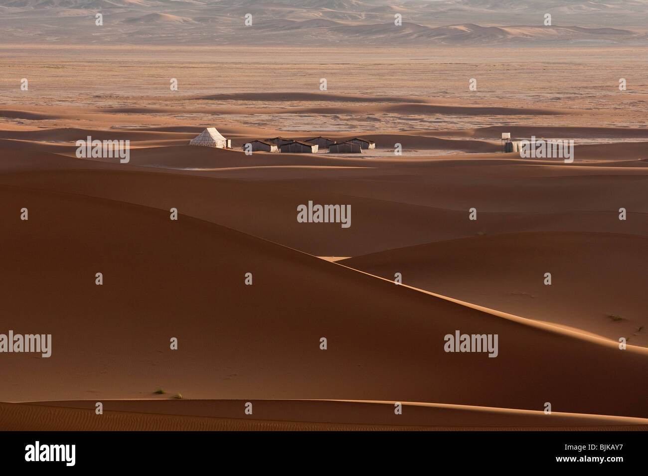 Il s'agit d'une image d'un camp dans le désert au milieu des dunes de sable dans le désert du Sahara Occidental au Maroc. Banque D'Images
