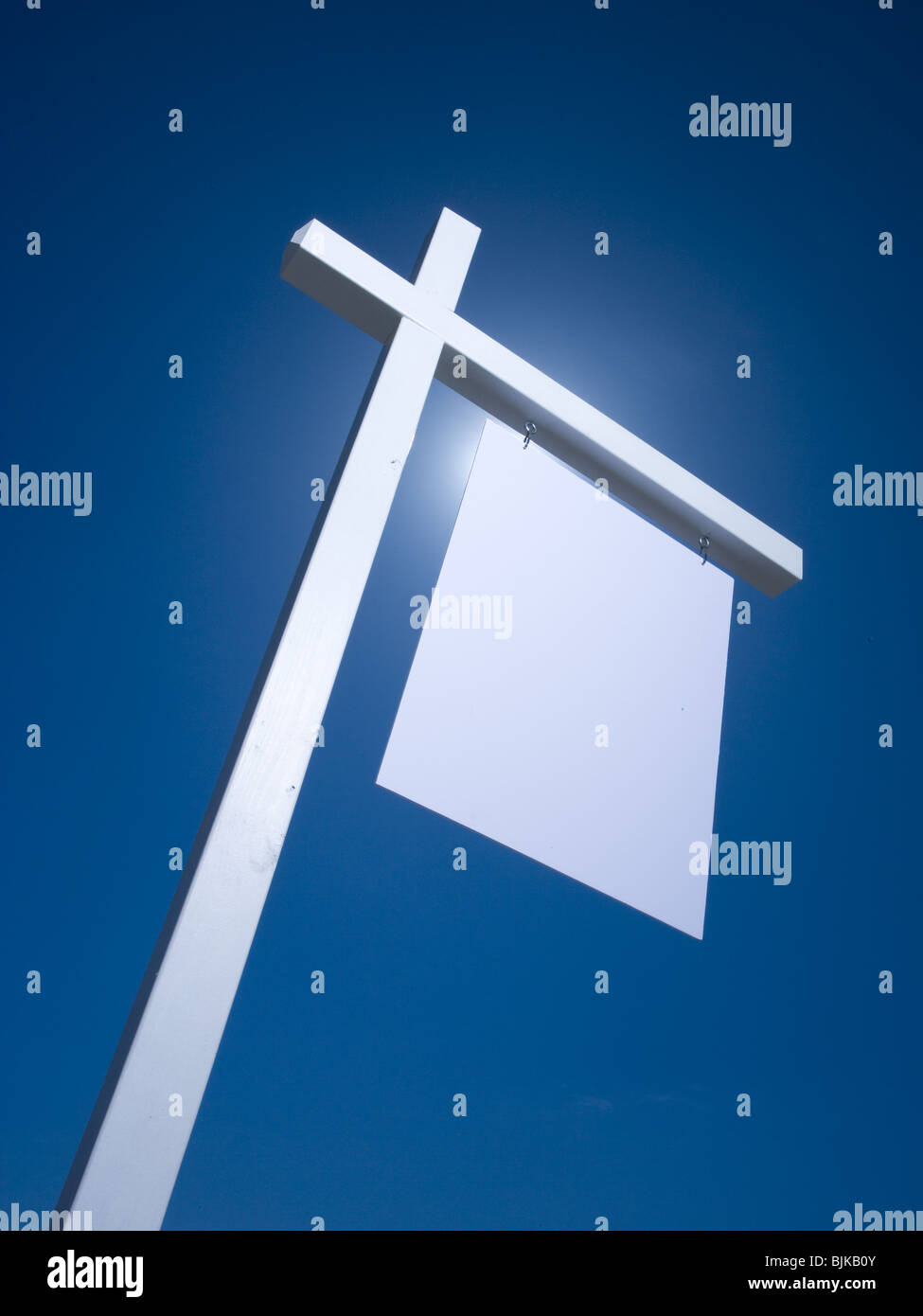 Blank sign en plein air avec ciel bleu Banque D'Images