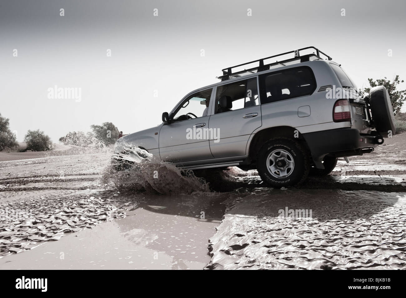 Il s'agit d'une image d'un véhicule 4x4 de la conduite dans le désert du Sahara occidental. Banque D'Images