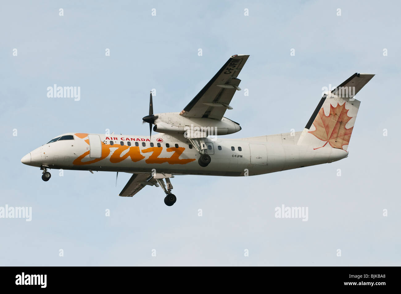 Air Canada Jazz avion turbopropulseur Dash-8 en approche finale pour l'atterrissage Banque D'Images
