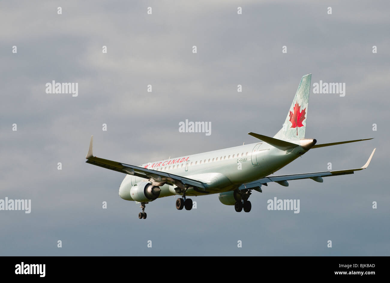 Un Embraer 190 d'Air Canada avion de ligne en approche finale pour l'atterrissage Banque D'Images