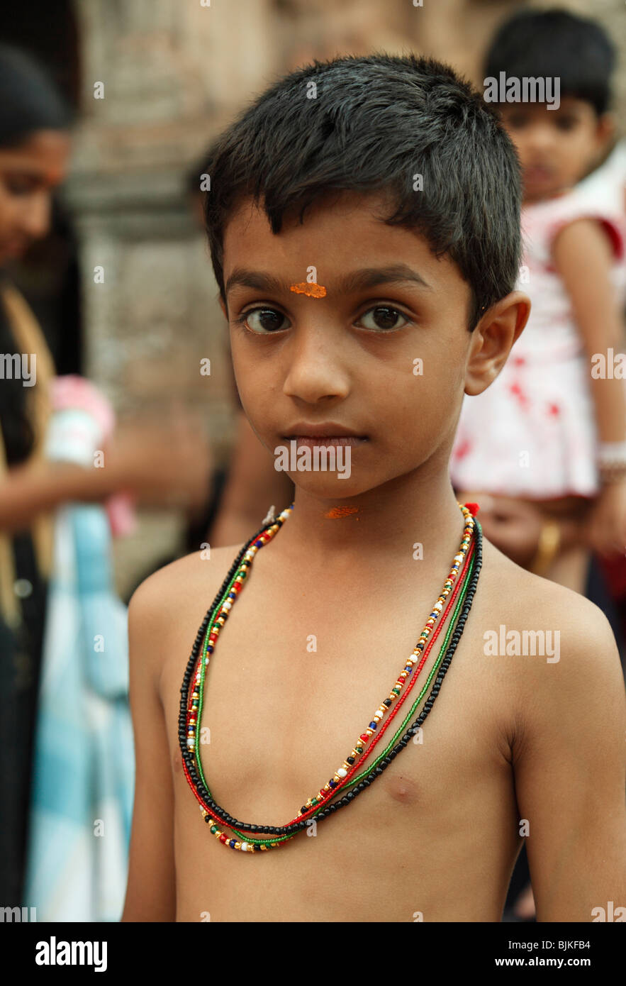 Garçon avec un collier en face du temple, Trivandrum, Kerala, Thiruvananthapuram, Inde, Asie Banque D'Images