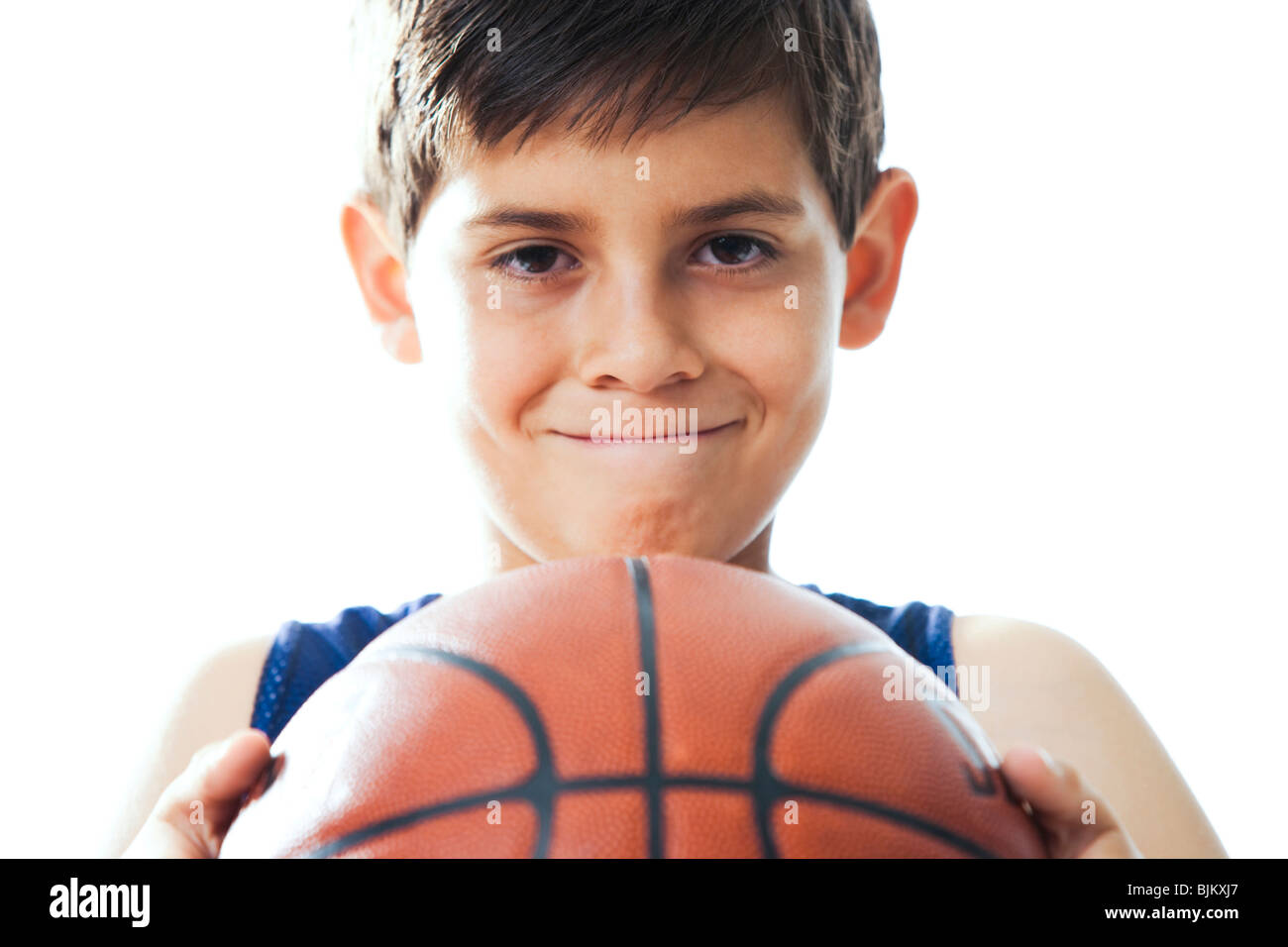 Garçon assis sur le basket-ball Banque D'Images