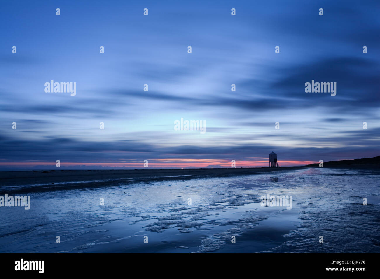 Phare de Burnham à marée basse après le coucher du soleil Banque D'Images