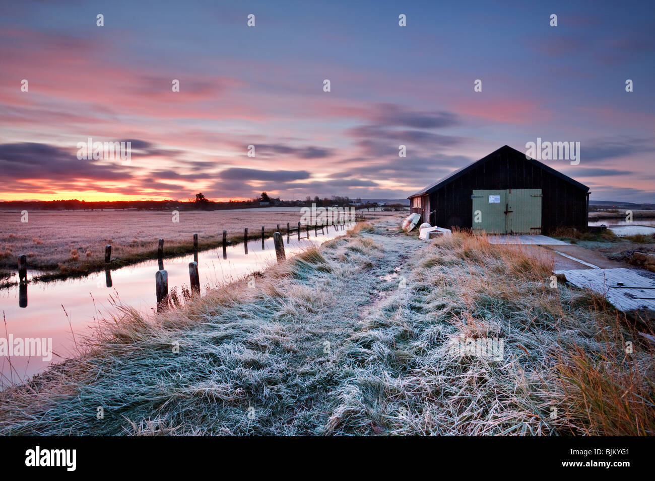 Soleil sur un petit bâtiment à Newtown Creek. L'île de Wight, Angleterre, RU Banque D'Images