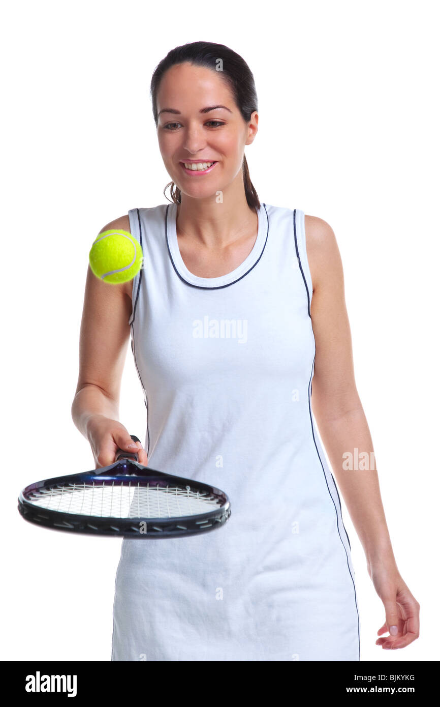 Un joueur de tennis femme faisant rebondir la balle sur la raquette, isolé sur un fond blanc. Banque D'Images