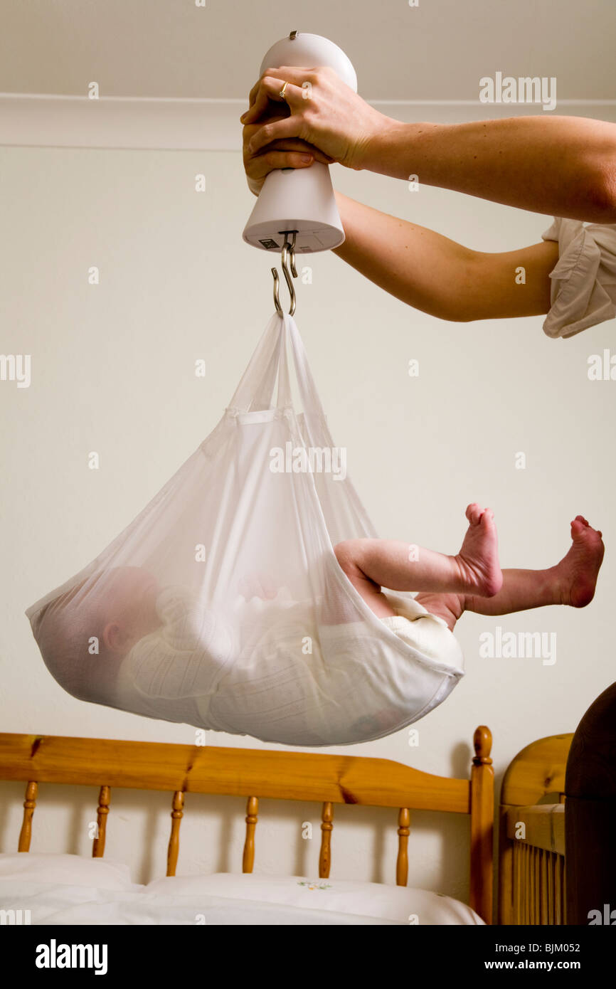 Pesant un nouveau-né / bébé nouveau-né avec des écailles / balance. Banque D'Images