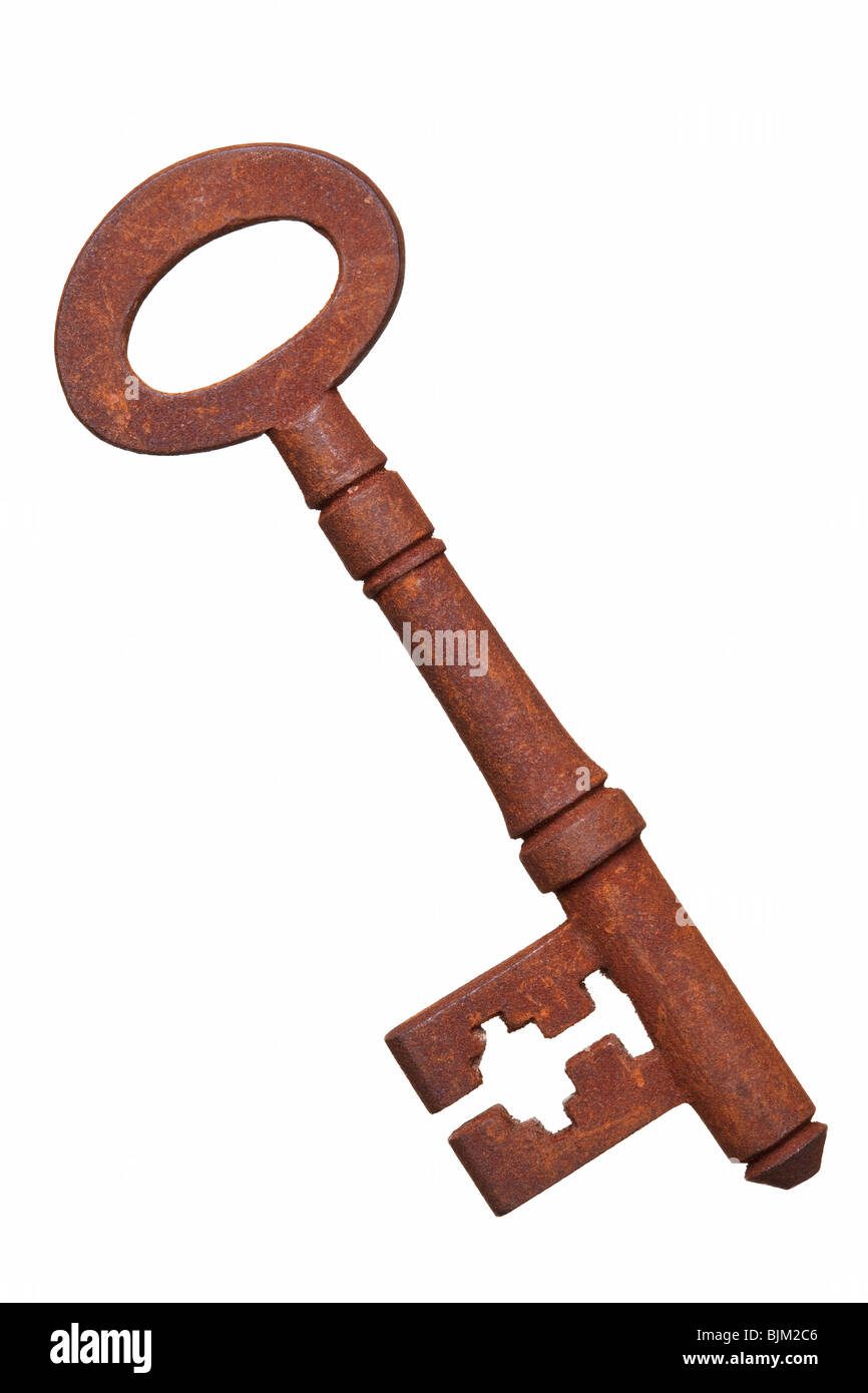 Une très vieille clé rouillée isolé sur un fond blanc. Banque D'Images