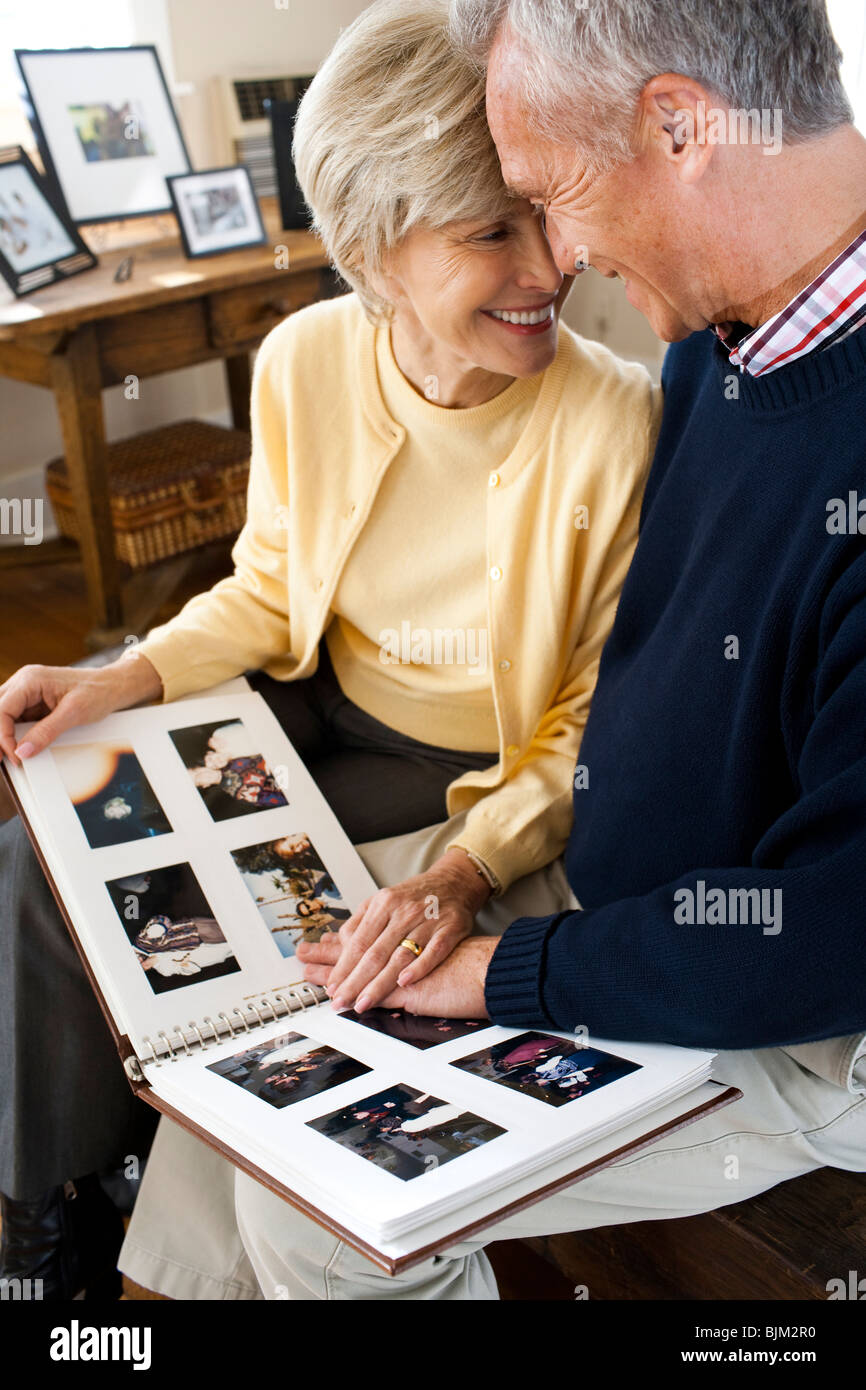 Vue arrière de l'âge mûr avec l'album photo Banque D'Images