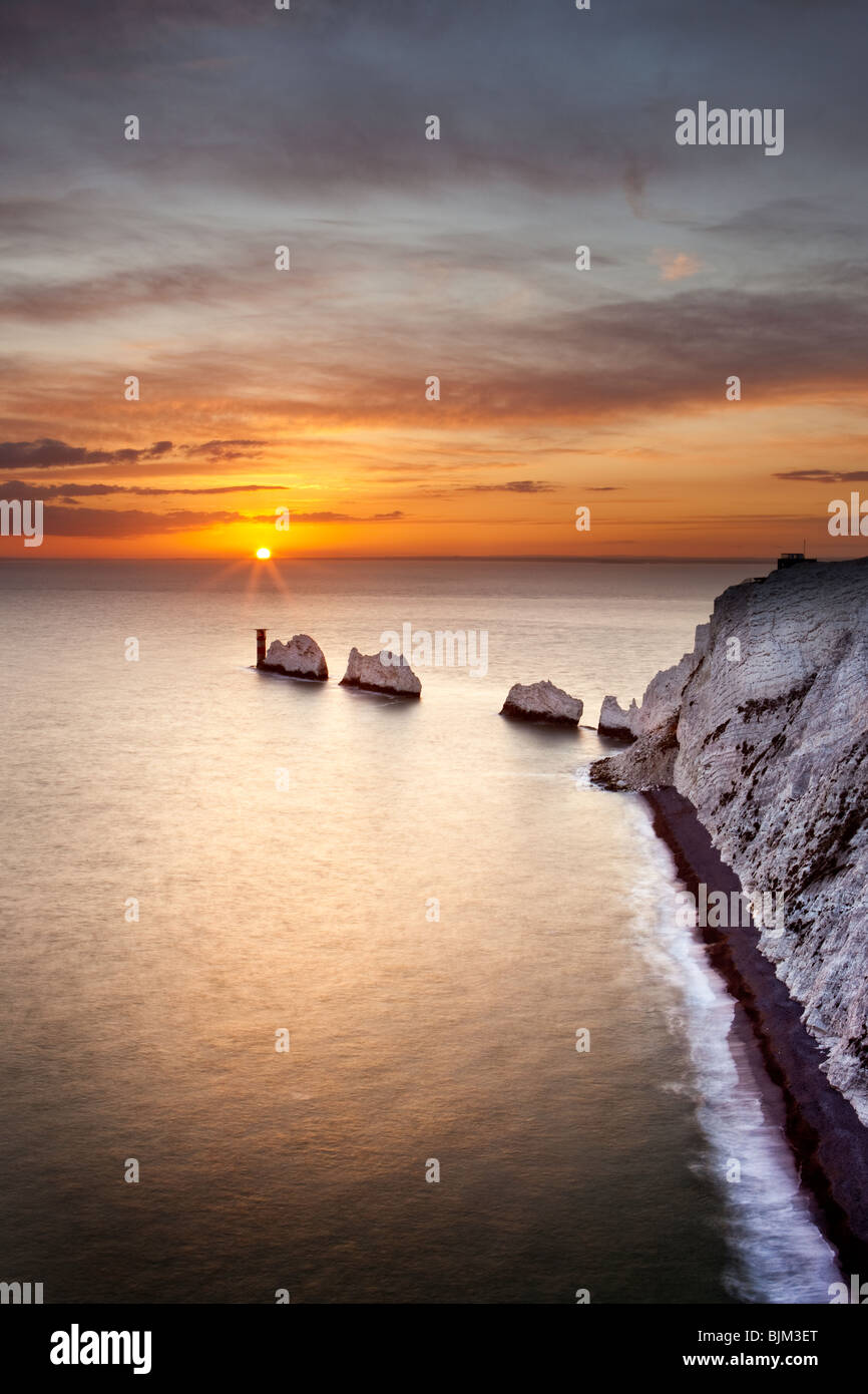 Coucher de soleil sur les aiguilles. L'île de Wight, Angleterre, RU Banque D'Images